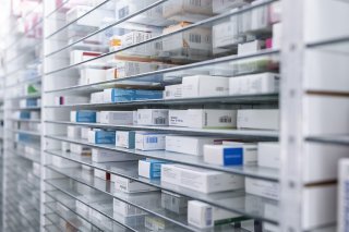 Les 225 intoxications graves ont principalement été causées par les médicaments (72%), mais aussi par les produits d’agrément, les drogues et l’alcool (14%). KEYSTONE/CHRISTIAN BEUTLER
